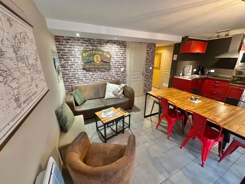 un salon avec un canapé et une table dans l'établissement RDC avec Courette - jusqu'à 6 pers - Plage à 100m, à Berck-sur-Mer
