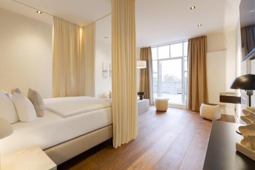 Cama o camas de una habitación en Hotel Künstlerquartier Seezeichen