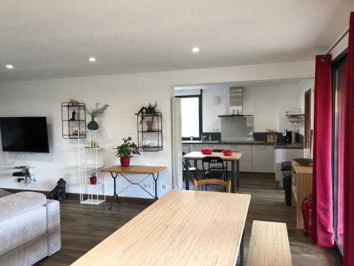 un salon avec un canapé et une table dans l'établissement le Chalet de l'aiglon, à Ax-les-Thermes