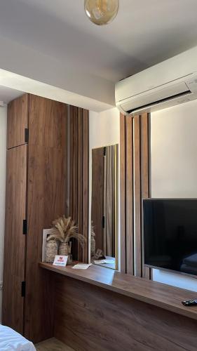 Televisyen dan/atau pusat hiburan di Apartments and rooms SMILE