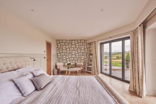 una camera da letto con un letto e una grande finestra di Upper Tumble Cottage a Montgomery