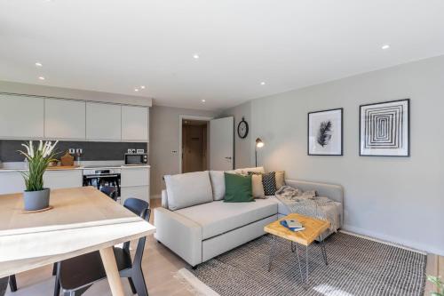 Køkken eller tekøkken på Comfortable 2BR in Backbarrow with Parking