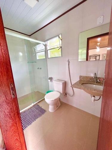 a bathroom with a toilet and a shower and a sink at Chalés Sonho Meu Com Cozinha in Visconde De Maua