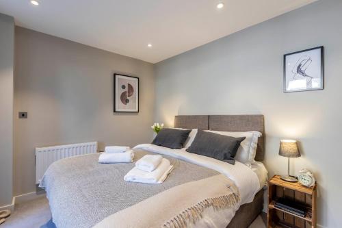 En eller flere senge i et værelse på Comfortable 2BR in Backbarrow with Parking