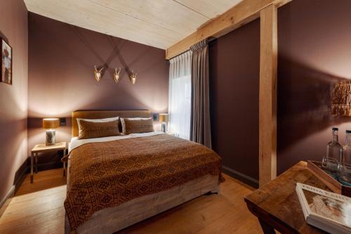 a bedroom with a bed and a window at Hof Bissee Nature Hideaway Guesthouse "Corn Barn" in Bissee
