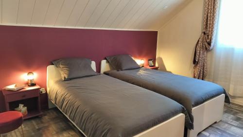 two beds sitting next to each other in a bedroom at Au Coeur du Paradis in Cilaos