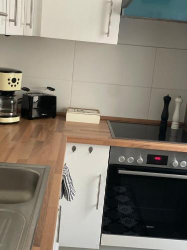 eine Küche mit Spüle und Herd Oberer Backofen in der Unterkunft Apartment im Herzen von Lübeck in Lübeck
