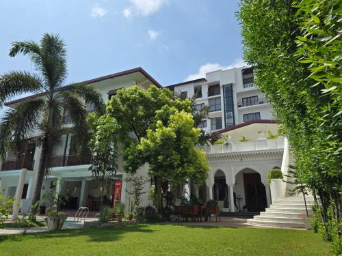 Un jardín fuera de Club De Novo Hotel