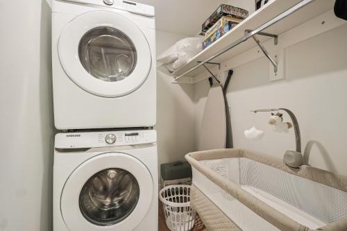 a laundry room with a washing machine and a tub at Modern & Cozy Downtown Apartment in Cincinnati in Cincinnati