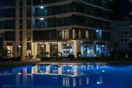 White apartmentの敷地内または近くにあるプール