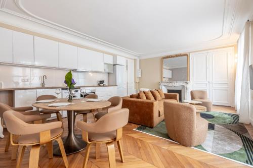 une cuisine et un salon avec une table et des chaises dans l'établissement Sweett - Rue de Rome, à Paris