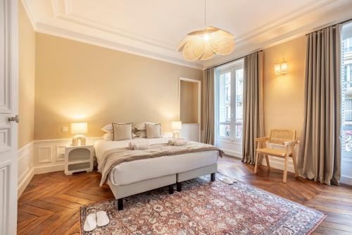 une chambre avec un lit et une grande fenêtre dans l'établissement Sweett - Rue de Rome, à Paris
