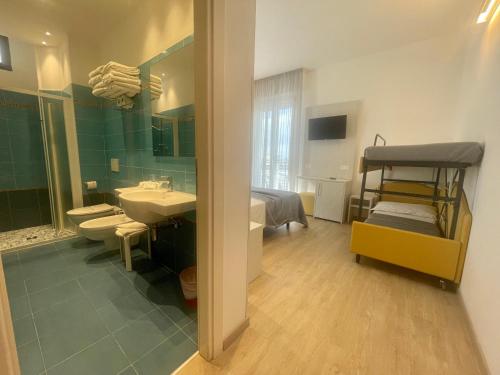 bagno con lavandino e letto a castello di Hotel Eiffel a Rimini