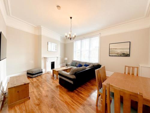 una sala de estar con un sofá y una mesa en 2 Bed in Bournemouth - Sleep 5, en Bournemouth