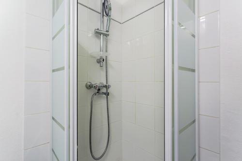 une douche avec une porte vitrée dans une salle de bain dans l'établissement SmartStay Bon Pasteur- Croix rousse, à Lyon