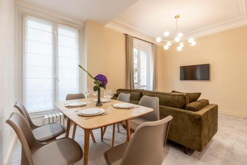 un salon avec une table et un canapé dans l'établissement Sweett - Batignolles, à Paris