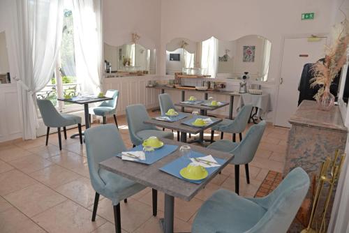 Un restaurante u otro lugar para comer en Logis - Hostellerie Le Chatel Nangis