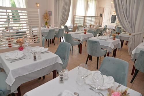 Un restaurante u otro lugar para comer en Logis - Hostellerie Le Chatel Nangis