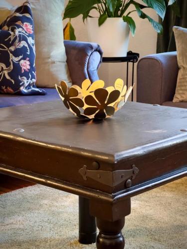 a coffee table with a flower decoration on top of it at NEU! FeWo Annelieses Kemenate in Finsterwalde