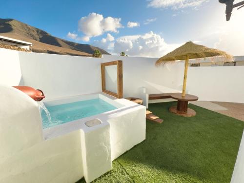 Bungalow Ahul Famara con pequeña piscina