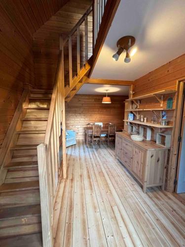 une pièce avec parquet et un escalier dans une cabine dans l'établissement La Farandole, coastal family home, à Agon-Coutainville