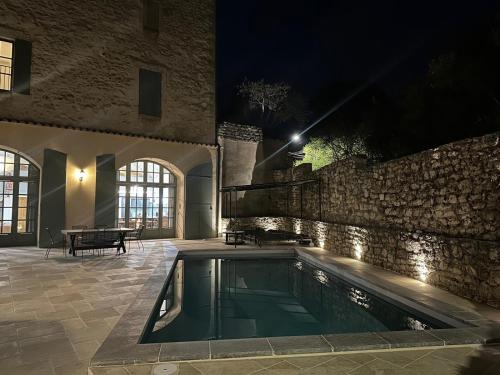 - une piscine dans un bâtiment la nuit dans l'établissement Appartement avec Piscine privée dans Résidence pour 6 personnes, à Uzès