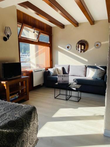 Appartement 58 m2 avec PISCINE INTÉRIEURE Vue Montagne Centre Village , Parking Privé