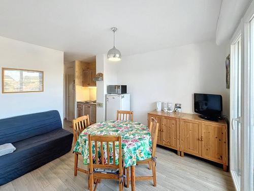 un salon avec une table et une cuisine dans l'établissement Charmant Studio Cabine 4 Pers, Balcons, Parking Privé, à 300m de la Plage de Merville-Franceville - FR-1-465-37, à Merville-Franceville-Plage