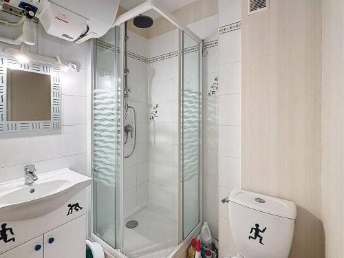 une salle de bain avec une douche, des toilettes et un lavabo dans l'établissement Charmant Studio Cabine 4 Pers, Balcons, Parking Privé, à 300m de la Plage de Merville-Franceville - FR-1-465-37, à Merville-Franceville-Plage