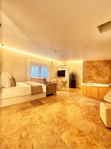 TV a/nebo společenská místnost v ubytování Boutique Hotel Comtal Empuries