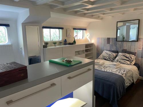 une petite chambre avec un lit et un bureau dans l'établissement Charming Studio on House Boat, à Neuilly-sur-Seine