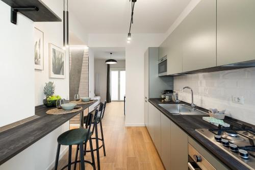 Greta 1 - 2 Min Metro - Family Apt - AC - 4 to 6 Pax
