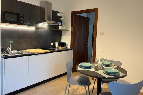 Η κουζίνα ή μικρή κουζίνα στο Palladium Cozy Suite Close to downtown and Exibition Center