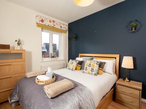 Кровать или кровати в номере Cathedral Quarter Pad - Stylish Apt - Free Parking