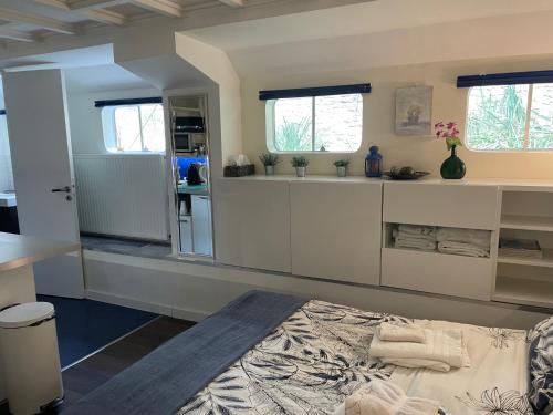 Η κουζίνα ή μικρή κουζίνα στο Charming Studio on House Boat