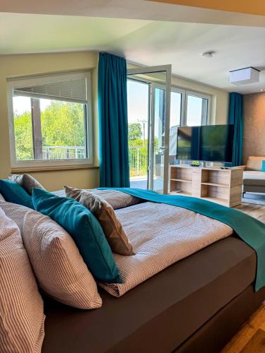 Habitación con cama grande con almohadas y TV. en Veenland Hotel, en Haren