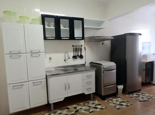 Η κουζίνα ή μικρή κουζίνα στο Apto 02 quartos com ar, e 30 metros do Mar do Apto