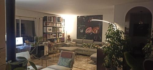 un salon avec un canapé et une table dans l'établissement 125M2 FACE MER ST BRéVIN, à Saint-Brévin-les-Pins