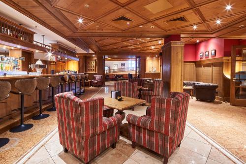 a bar with chairs and a table in a room at Seehaus Riessersee in Garmisch-Partenkirchen
