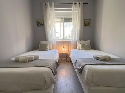Ένα ή περισσότερα κρεβάτια σε δωμάτιο στο Piedade Central Apartment with Terrace