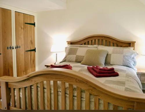 Un pat sau paturi într-o cameră la Serene Golygfar Cottage Retreat in Ystrad Meurig
