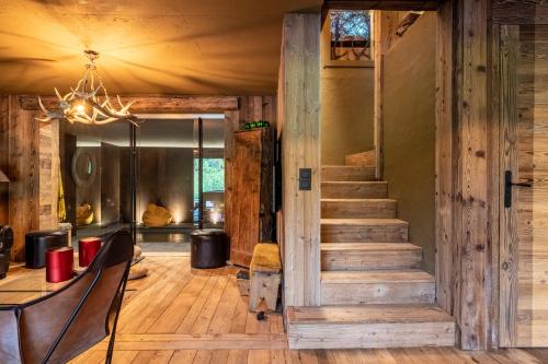 un escalier menant à une chambre dotée de parquet. dans l'établissement Chalet Le Petit Ramoneur, à Demi-Quartier