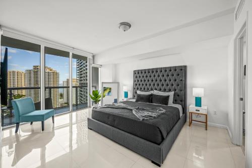 Un dormitorio con una cama grande y una silla azul. en Magnificent Unit with Priceless Views W Icon, en Miami