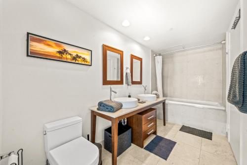Un baño con lavabo e inodoro en Magnificent Unit with Priceless Views W Icon, en Miami