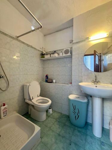une salle de bain avec toilettes, lavabo et baignoire dans l'établissement Appartement au coeur de Lavatoggio, à Lavatoggio