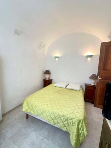 - une chambre avec un lit doté d'un couvre-lit vert dans l'établissement Appartement au coeur de Lavatoggio, à Lavatoggio