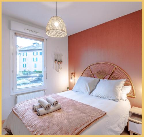 une chambre avec un lit avec deux serviettes dessus dans l'établissement Chez Manue & Ludo I T3 I Thonon, à Thonon-les-Bains