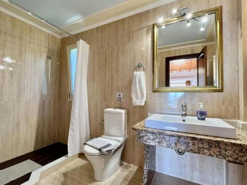 Ванная комната в 3 Bedroom Villa, Private Pool, Sea Views, Kefalonia