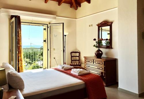 Кровать или кровати в номере 3 Bedroom Villa, Private Pool, Sea Views, Kefalonia