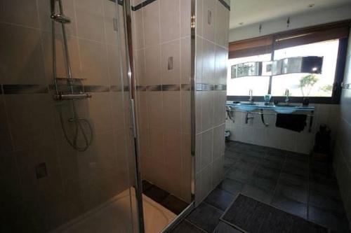 une salle de bain avec douche et lavabo dans l'établissement villa pointe du raz, à Plouhinec